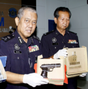 Sepuchuk pistol automatic enggau seterum idup diayanka ngagai mensia mayuh.