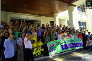 About 70 people including men, women and children from Long Na’ah and Long Kesseh gathered at the court to show their protest against the proposed Baram Dam.