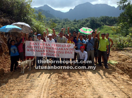 Peaceful protest by villages affected by illegal logging in Krokong and Tringgus 