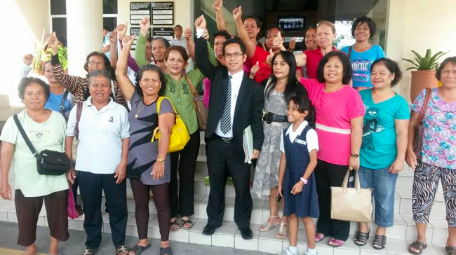 Native Land Rights lawyer Abun Sui celebrates with the people of Long Terawan on the steps of the court at their victory over the state government backed logging companies.