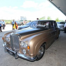 Taib arriving to launch the twin towers of Kuching Isthmus in fitting gold carriage