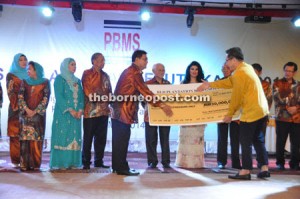 Diberi basa bediri ba atas panggau di Miri, seraya ke diperatika Kepala Menteri … (repot dalam Borneo Post)