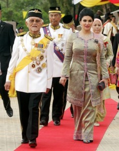 Siku orang tuai ti sama, bini biak iya (kepala menteri ti seruran ngarika iya, di belakang) – Gabenor Sarawak ti mega tuai menua bekukut besi, Abdul Taib Mahmud