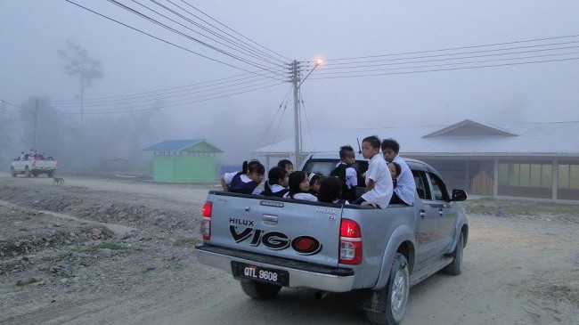 Convoy sets off - two vehicles / around 20 passengers