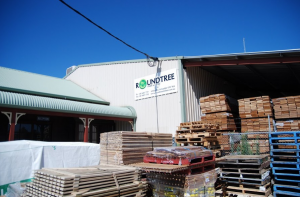 Asil kayu ari Malaysia udah datai di gudang Roundtree di menua Australia Barat