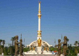 Pun penatai buah runding ke Taib? – Menara emas Saparmurat Niyazov di menua Turkmenistan (ti ngembuah tukuh ti tinggi-tinggi) agi mengkang ngias nengeri taja pan udah penati iya dalam taun 2006 suba