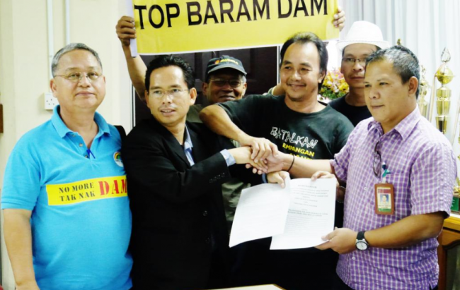 Peter Kallang (Save Rivers Chairman), Abun Sui (GASAK Chairman), Philip Jau (BPAC Chairman), En.Khamsul from the forestry department in Miri receiving the memorandum 