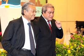 Dr Mahathir dibai ninjau utai ti dipandangka, diiring Awang Tengah, siku menteri ti majak nyadi kaya sekaya.