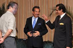 Kepala Menteri Sabah, Musa Aman (tengah) begambar berandau enggau Pengarah Opis Kampung iya, Sam Manan (kanan) siku orang ti nguasa lisin kayu kampung di menua Sabah