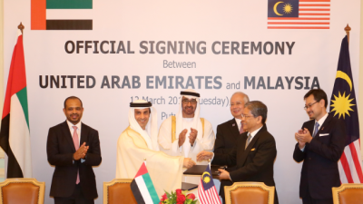 Signing the 1MDB Aabar 'joint venture' 2013 - al Quubaisi shakes the hand of the 1MDB Chairman 