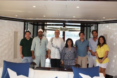 Bala orang ti di belakang dagang kunsi PetroSaudi (ari kiba) Jho Low, Putera Turki, Najib, Rosmah enggau Tarek Obaid - ;ebuh sida nepan kapal layar dalam bulan Ogos 2009 di Selatan menua Peranchis