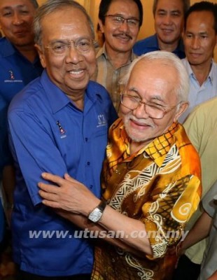 Taib rindu dikelela orang enggau jejuluk CEO Sarawak – begambar enggau orang ti nganti iya, Adenan Satem ti diatu benung napi krisis wang dalam ASSAR