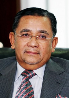 Chairman Mohd Isa Samad - UMNO political stalwart  suspended in 2003 for 'money poltics' - a perfect choice for Najib to put in charge of Felda's cash cow?
