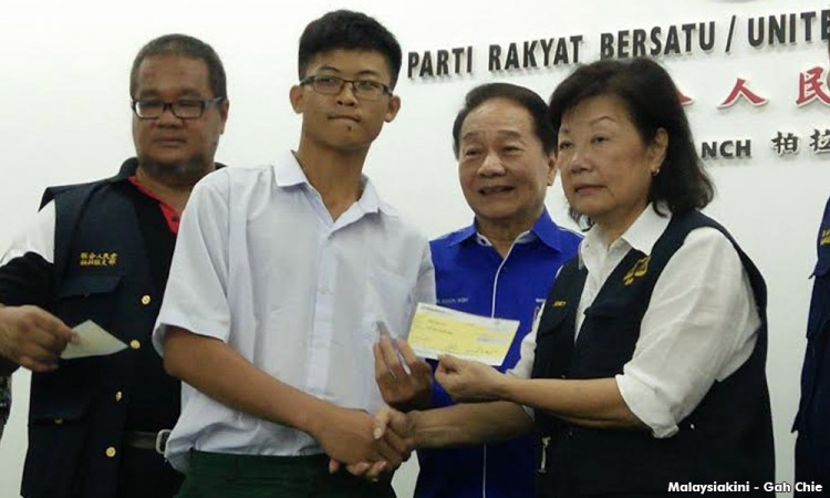 Satem's timber tycoons are also up to the same thing - elderly Janet Lau of the KTS family has been appointed as a candidate and is handing out mega-cheques, claiming it is merely a charitable coincidence!