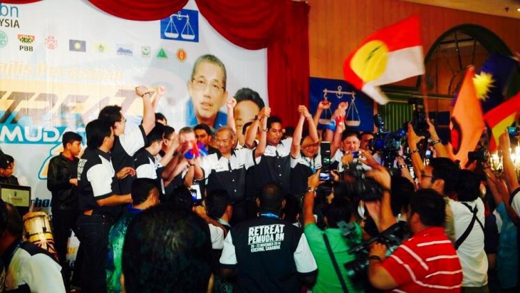 Adenan appearing at one of Fadillah's Sarawak 'youth gatherings' - note the UMNO flag in the audience!