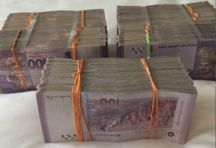 The bundle of money photographed on Selvi's bed, before she handed it to her lawyers