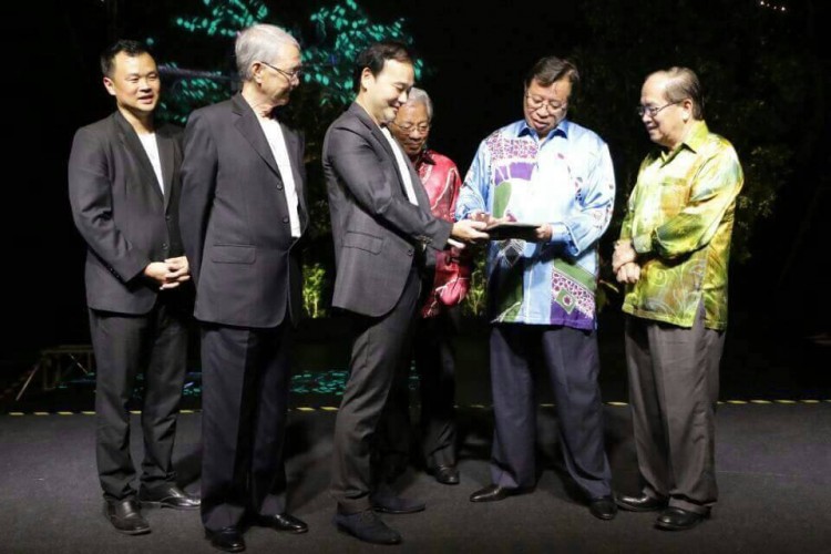 Current CM Abang Johari, Deputy CMs Douglas Uggah and James Masing and Saradise owners Chung Soon Nam and Michael Ting at its grand opening in 2017.