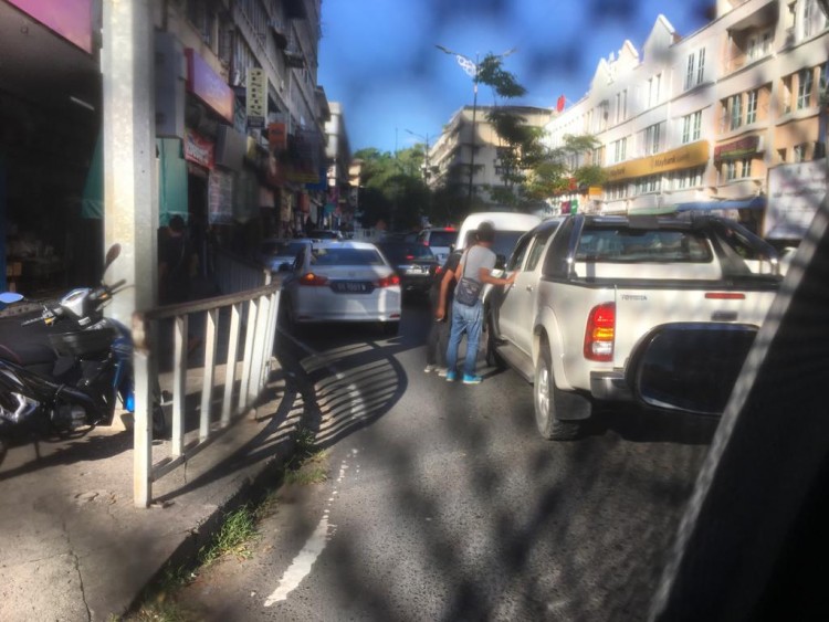 Two of the hawkers who had been abusing us for rejecting their offers were soon chatting to the car in front - discussing their wares?